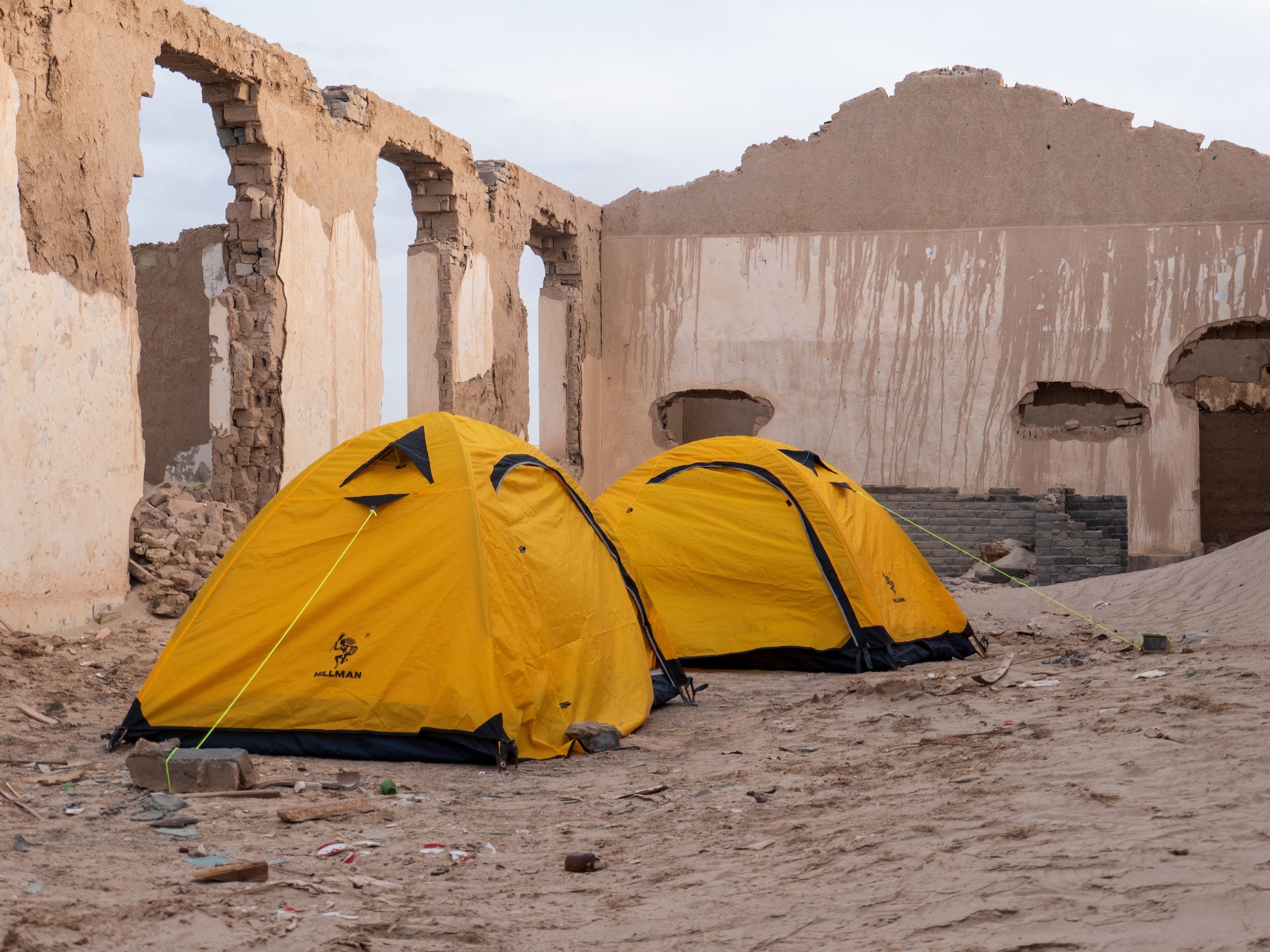 废墟里的帐篷